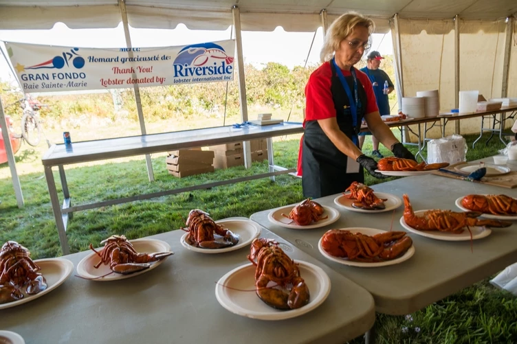 Assiettes d'homards sous une tente
