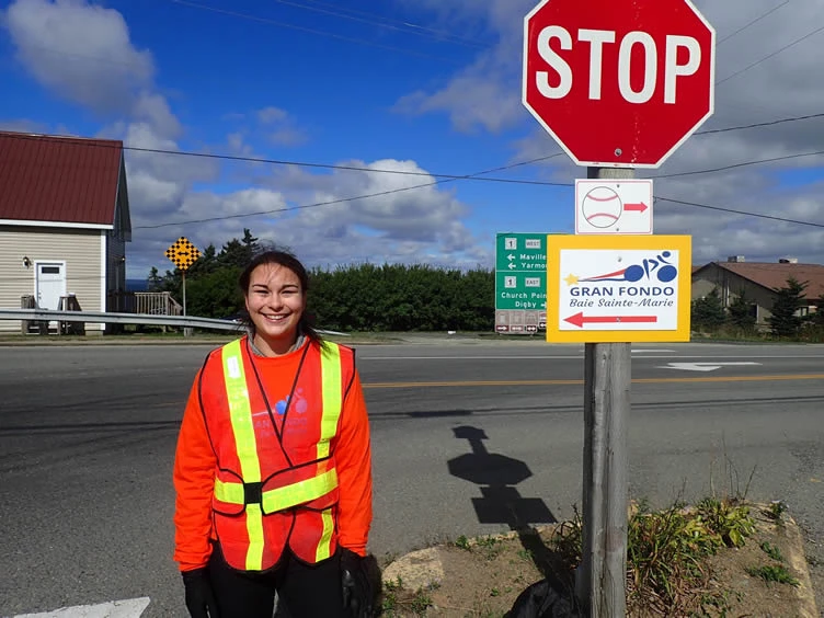 Bénévole à une intersection
