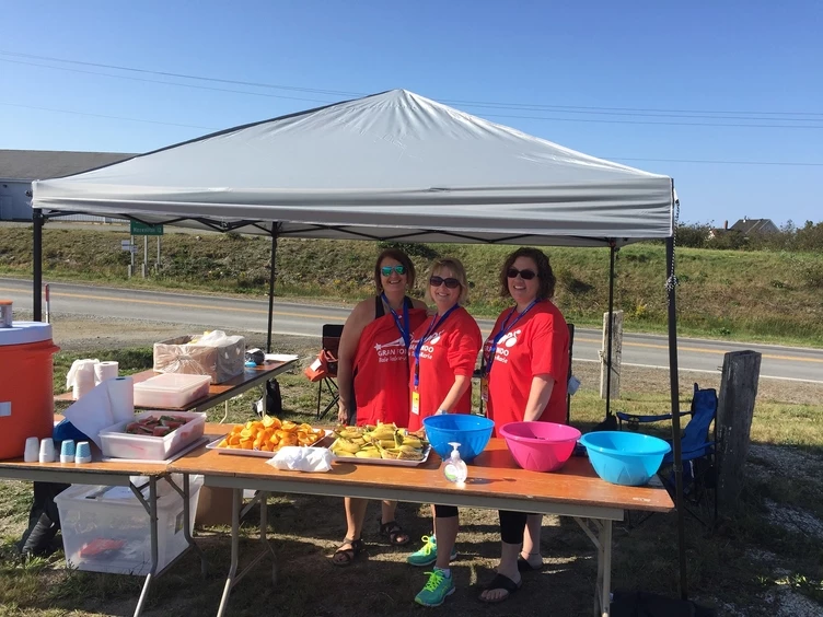 Bénévoles à un poste de repos